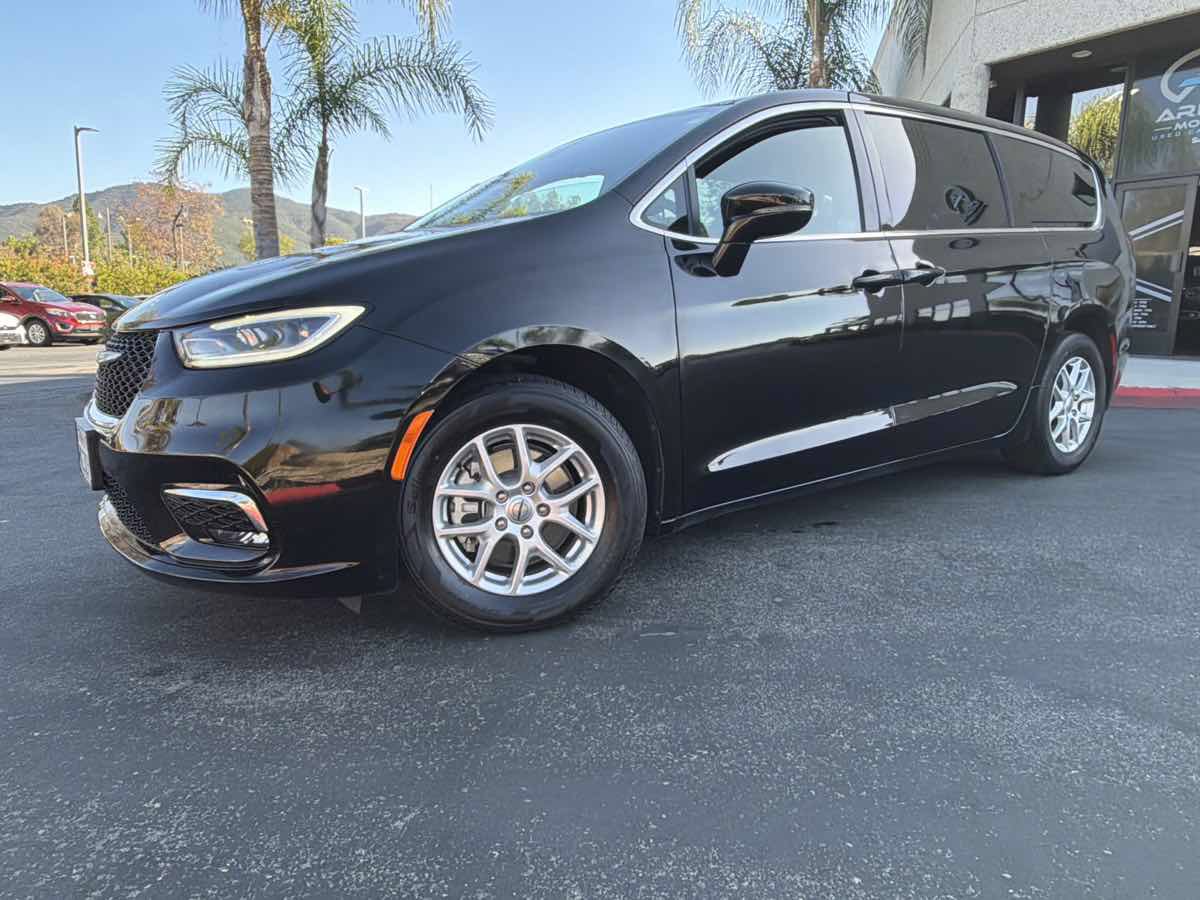 Used 2024 Chrysler Pacifica Touring FWD image 11