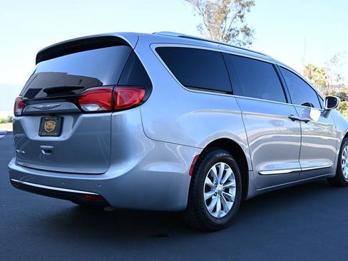 Used 2019 Chrysler Pacifica Touring-L FWD image 7