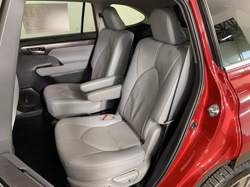 Used 2021 Toyota Highlander Platinum image 36