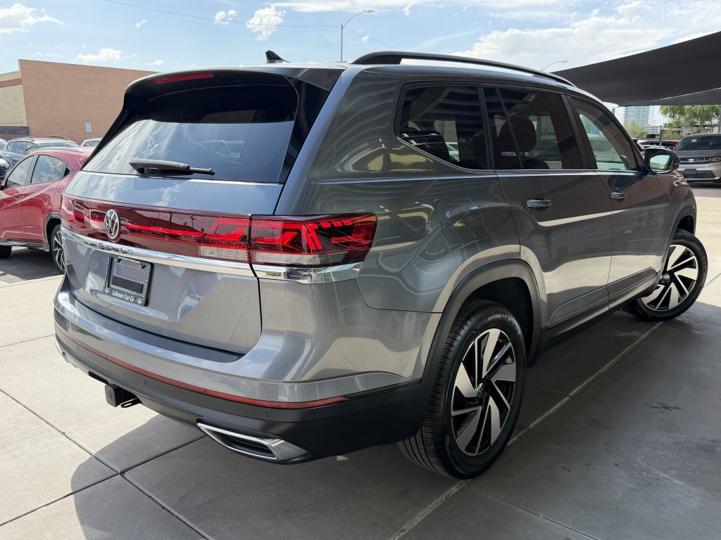 Used 2024 Volkswagen Atlas SE w/ Panoramic Sunroof Package FWD image 4