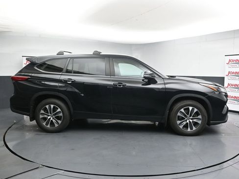 Used 2023 Toyota Highlander XLE FWD image 9