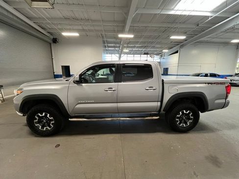 Used 2017 Toyota Tacoma TRD Off-Road AWD/4WD image 6