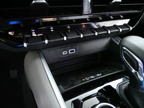 Used 2025 Chevrolet Colorado ZR2 w/ Technology Package AWD/4WD image 30