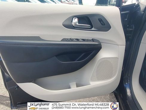 Used 2022 Chrysler Pacifica Touring-L FWD image 22