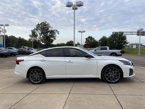 Used 2023 Nissan Altima 2.0 SR FWD image 13