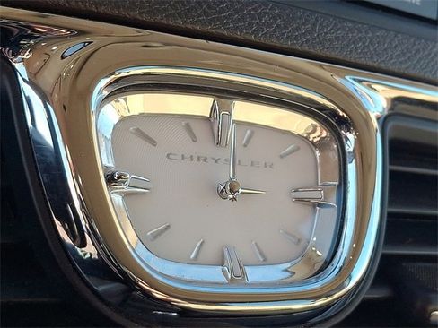 Used 2015 Chrysler Town & Country Touring image 22