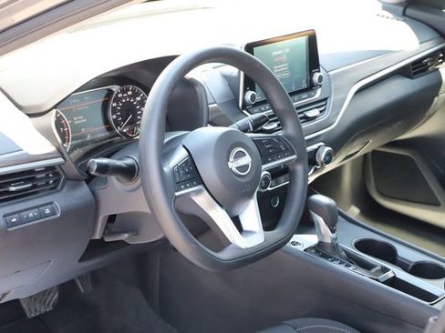 Used 2025 Nissan Altima 2.5 SV FWD image 11