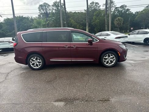 Used 2018 Chrysler Pacifica Touring-L w/ Tire & Wheel Group FWD image 7