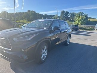 Used 2024 Toyota Highlander LE FWD video 2