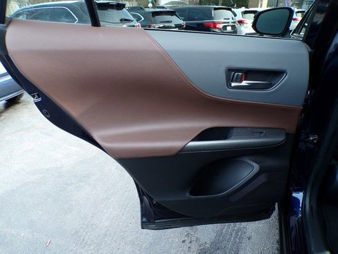 Used 2022 Toyota Venza XLE image 21