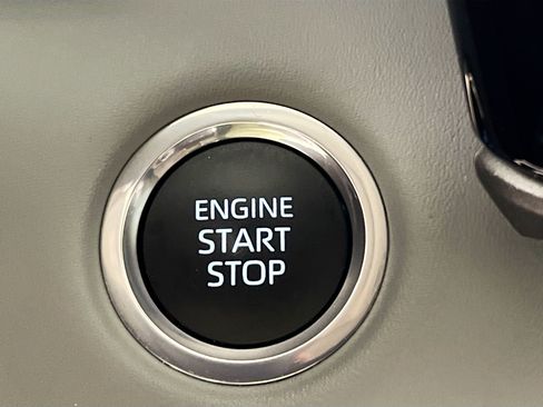 Used 2024 Toyota Highlander XLE FWD image 23