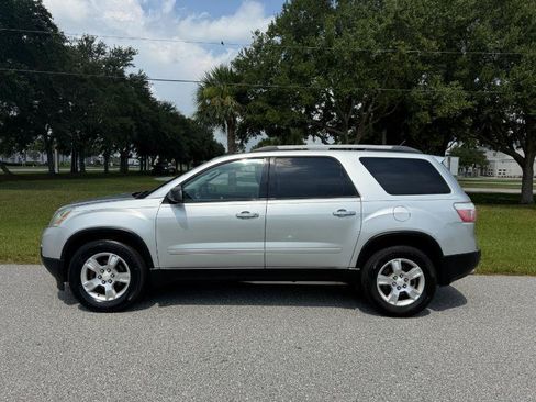 Used 2011 GMC Acadia SL w/ Preferred Package FWD image 3