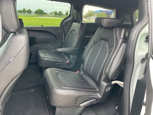 Used 2026 Chrysler Pacifica Select FWD image 11
