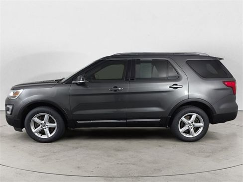 Used 2017 Ford Explorer XLT w/ Equipment Group 202A image 2