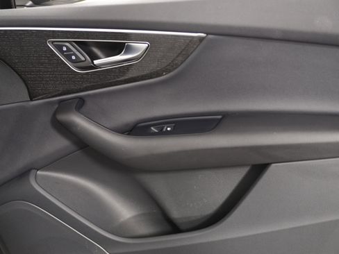 Used 2025 Audi Q7 2.0T Premium w/ Convenience Package image 9