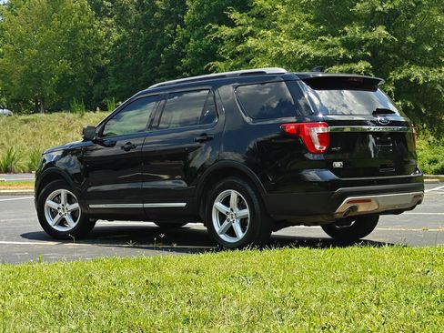 Used 2017 Ford Explorer XLT w/ Equipment Group 202A FWD image 4