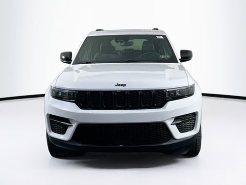 Used 2023 Jeep Grand Cherokee Altitude AWD/4WD image 2