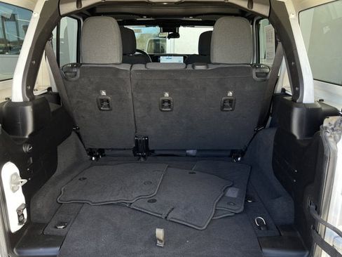Used 2025 Jeep Wrangler Unlimited Rubicon AWD/4WD image 31