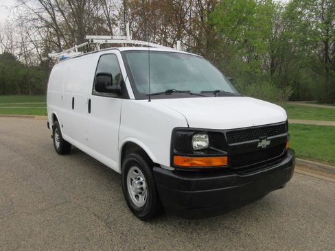 Used 2017 Chevrolet Express 2500 RWD image 21