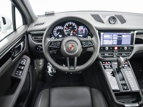 Certified 2025 Porsche Macan image 16