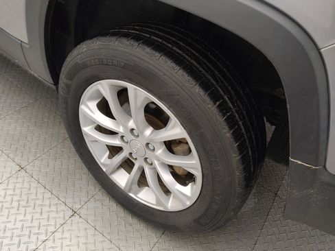 Used 2020 Jeep Cherokee Latitude FWD image 31