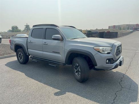 Used 2019 Toyota Tacoma TRD Off-Road w/ Technology Package AWD/4WD image 2