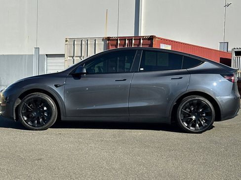 Used 2021 Tesla Model Y Long Range image 7