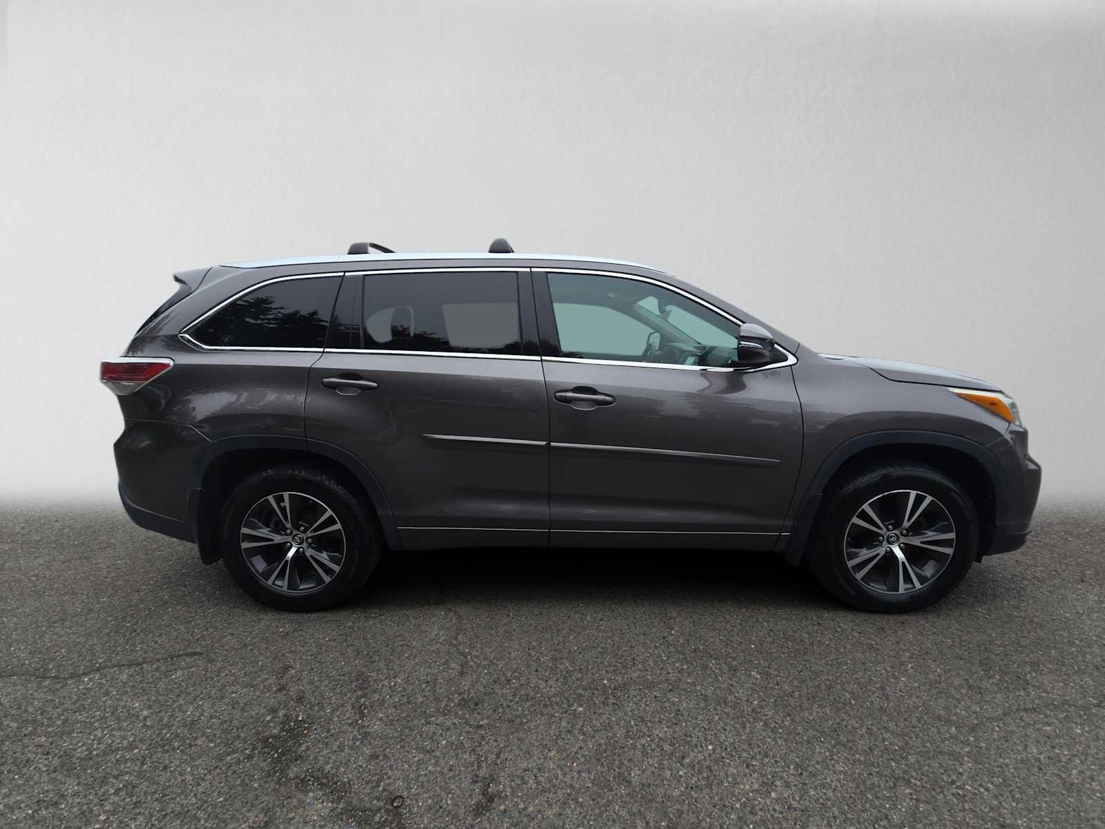 Used 2016 Toyota Highlander XLE AWD/4WD image 2