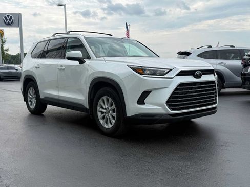 Used 2024 Toyota Grand Highlander AWD image 3