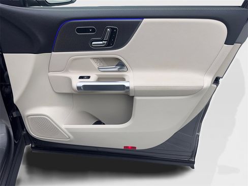 Used 2023 Mercedes-Benz EQB 300 4MATIC image 46