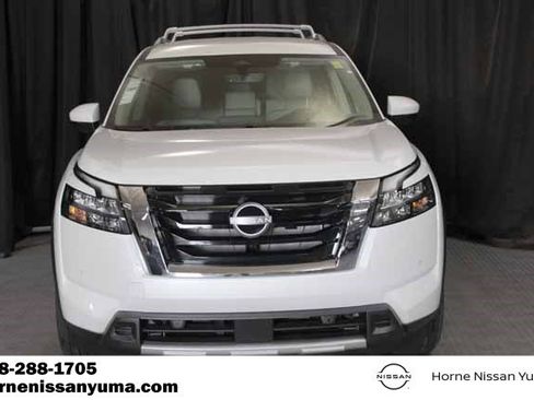 New 2025 Nissan Pathfinder SL image 2