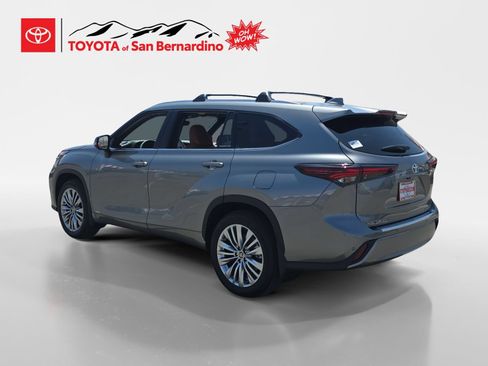 New 2026 Toyota Highlander Platinum AWD/4WD image 3