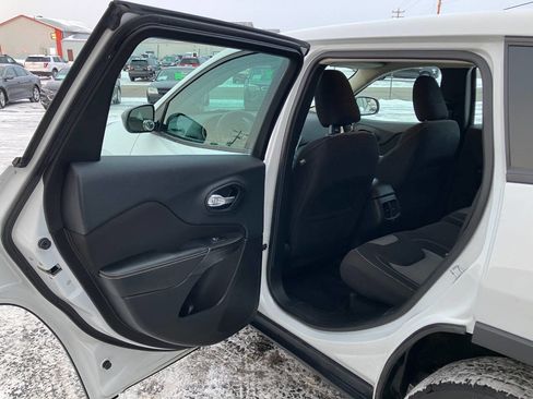 Used 2015 Jeep Cherokee Sport image 11