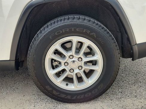 Used 2018 Jeep Grand Cherokee Laredo RWD image 31