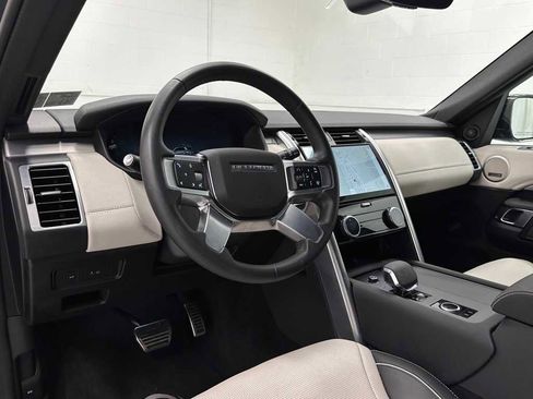Used 2024 Land Rover Discovery Dynamic SE image 10