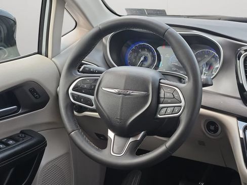 Used 2024 Chrysler Pacifica Touring-L FWD image 16