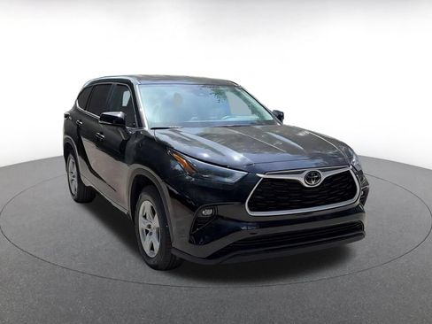 Used 2025 Toyota Highlander LE FWD image 3