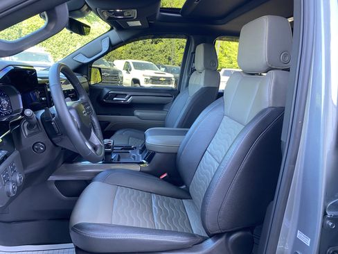 Used 2024 Chevrolet Silverado 1500 ZR2 w/ Technology Package image 3