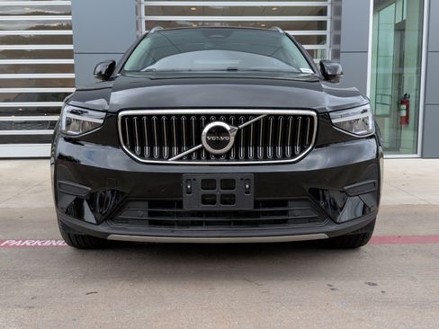 Used 2025 Volvo XC40 B5 Core image 3