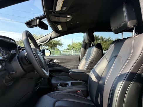 Used 2025 Chrysler Pacifica Select FWD image 13