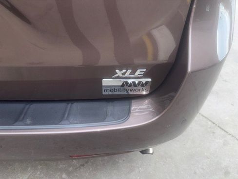 Used 2020 Toyota Sienna XLE w/ XLE Navigation Package image 6