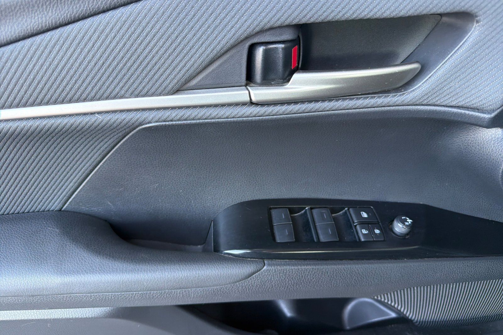 Used 2025 Toyota Camry SE FWD image 10