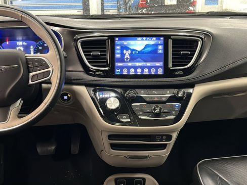 Used 2018 Chrysler Pacifica Limited image 11