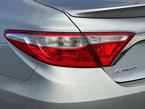 Used 2015 Toyota Camry SE w/ Moonroof Package FWD image 25
