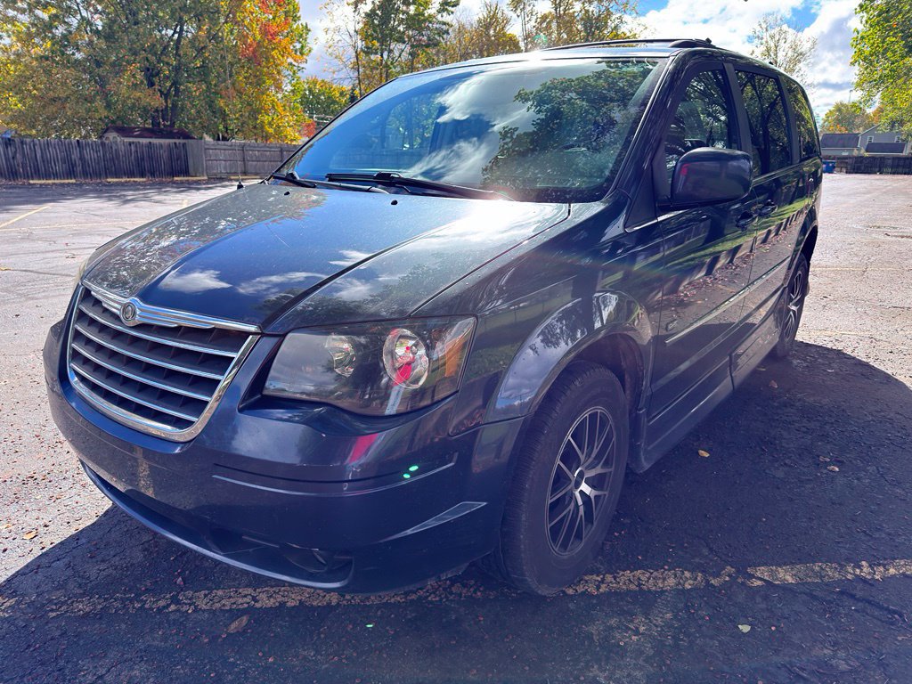 Used 2009 Chrysler Town & Country Touring FWD image 13