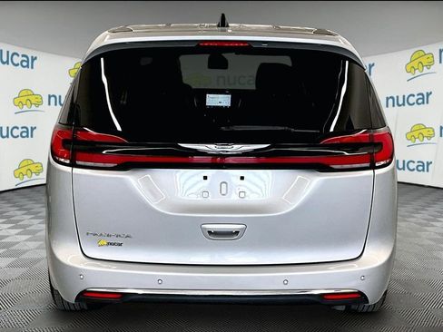 Used 2023 Chrysler Pacifica Touring-L FWD image 5