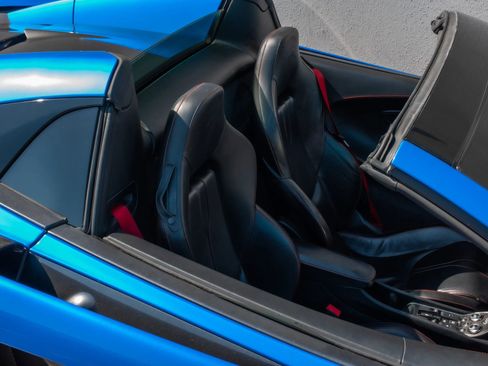 Used 2018 McLaren 570S Spider RWD image 40