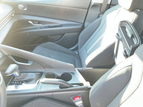 Used 2026 Hyundai Elantra SE FWD image 12