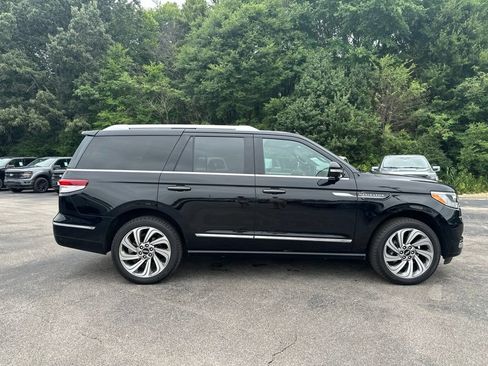 Used 2022 Lincoln Navigator Reserve RWD image 2