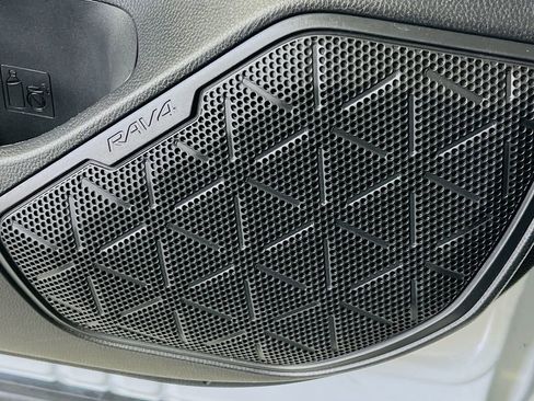 Used 2021 Toyota RAV4 XLE Premium image 18